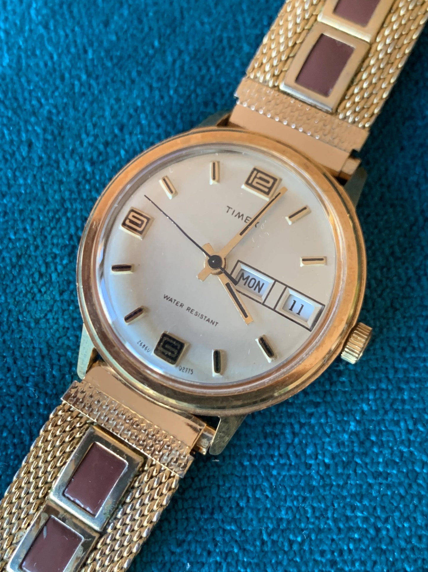 1975 Timex Marlin Winder Watch, Goldtone Case w/Champagne Calendar Dial. Cool 1970s Style Metal Bracelet. New Crystal. Excellent Condition.