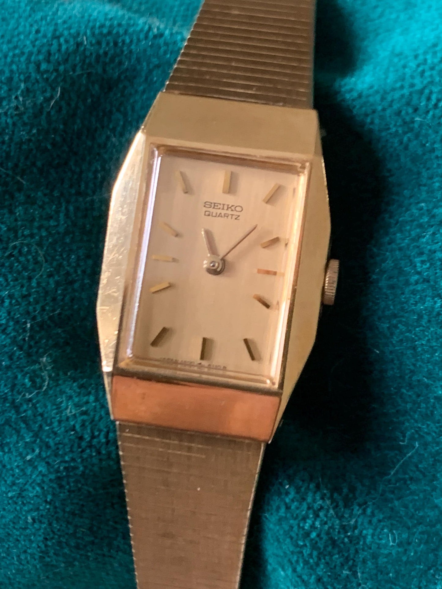 SEIKO Vintage Women's Gold-Plated Quartz Watch Rectangular NEW Battery! 1400-8320 Elegantly Small with Integral Bracelet. Very Good.