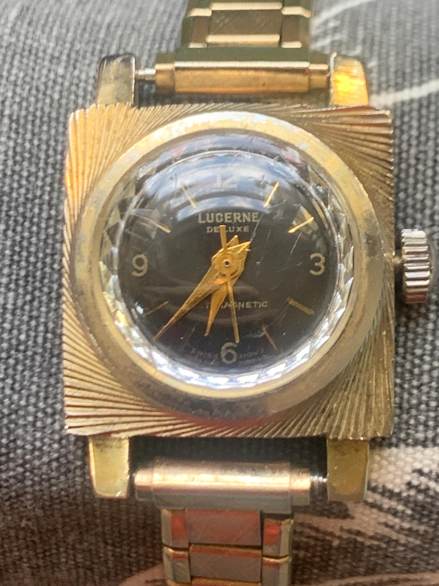 Swiss-Made Lucern Ladies Square Cocktail Watch - Goldtone 1950s Mechanical Winder in Good Condition. Engraved Spiral Bezel. Sparkle Fun.