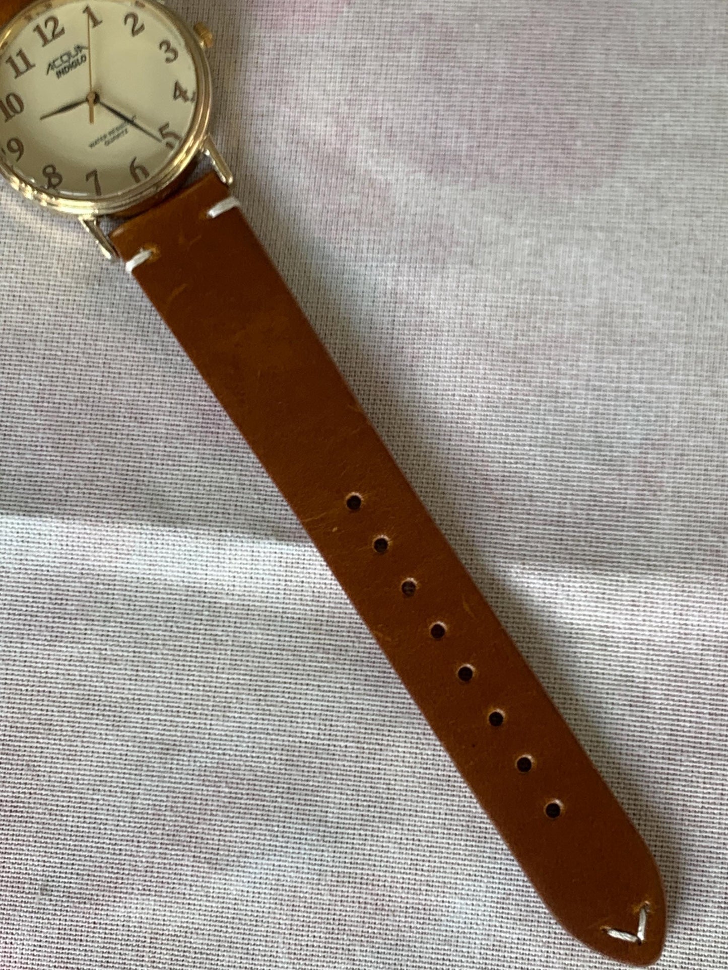 Creamy Retro 34.5mm Acqua by Timex Indiglo Quartz Watch. Goldtone. Y2K Survivor w/New Battery, New Classic Retro Light Brown Leather Strap.