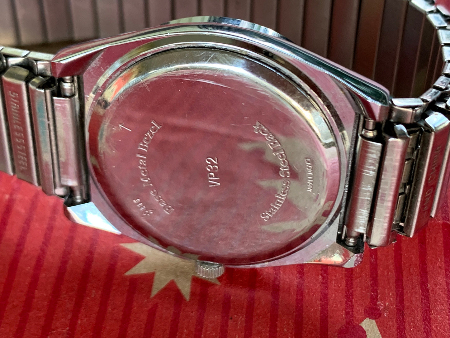 Metal on Metal Silvertone Vintage Style Analog Watch - 1990s Advance Brand, Black Hands, Brushed Metal Dial. New Battery, Accurate, Sleek.