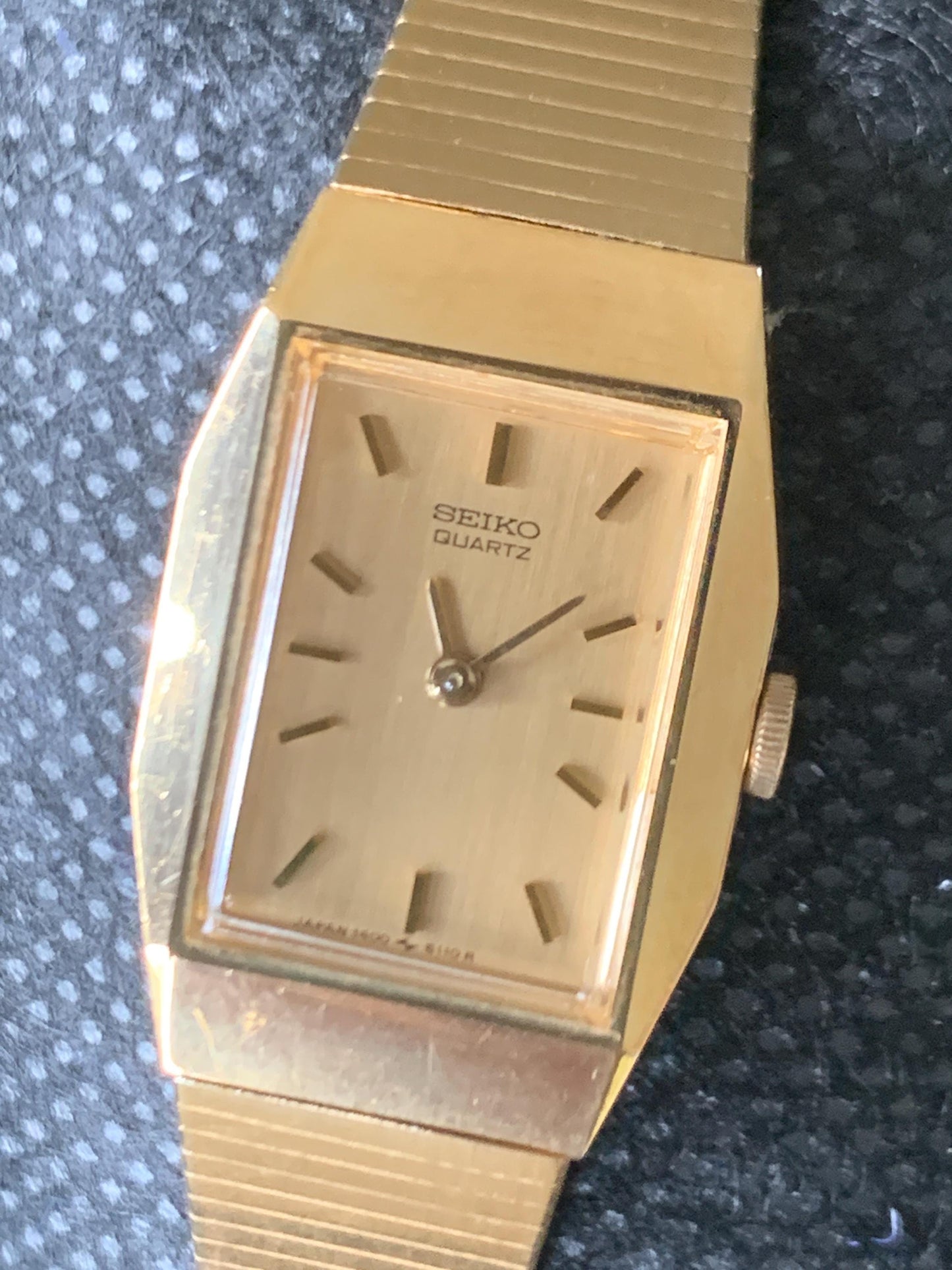 SEIKO Vintage Women's Gold-Plated Quartz Watch Rectangular NEW Battery! 1400-8320 Elegantly Small with Integral Bracelet. Very Good.