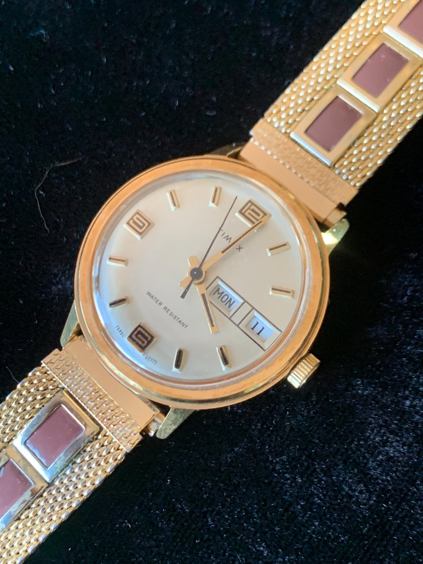 1975 Timex Marlin Winder Watch, Goldtone Case w/Champagne Calendar Dial. Cool 1970s Style Metal Bracelet. New Crystal. Excellent Condition.