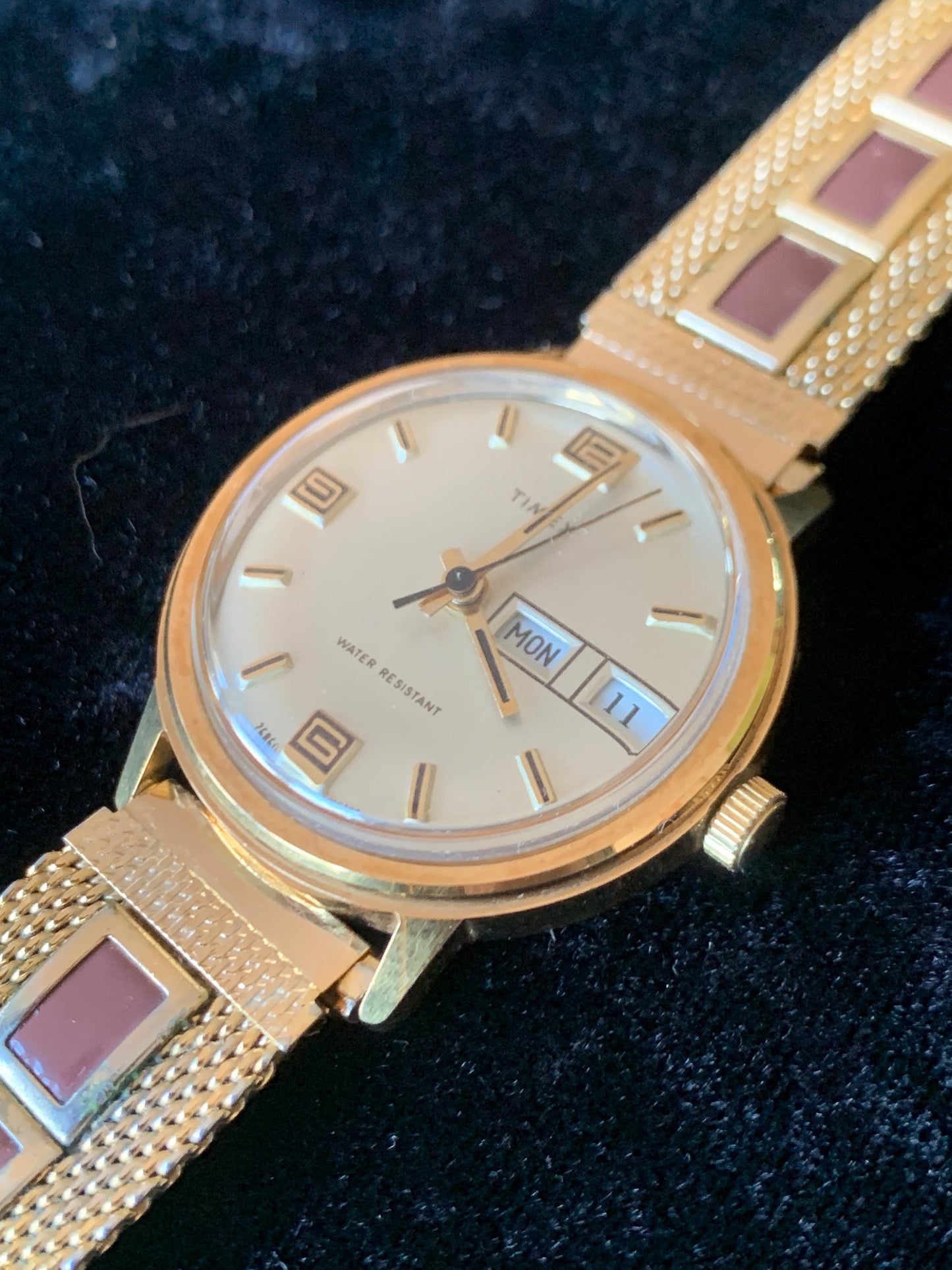 1975 Timex Marlin Winder Watch, Goldtone Case w/Champagne Calendar Dial. Cool 1970s Style Metal Bracelet. New Crystal. Excellent Condition.