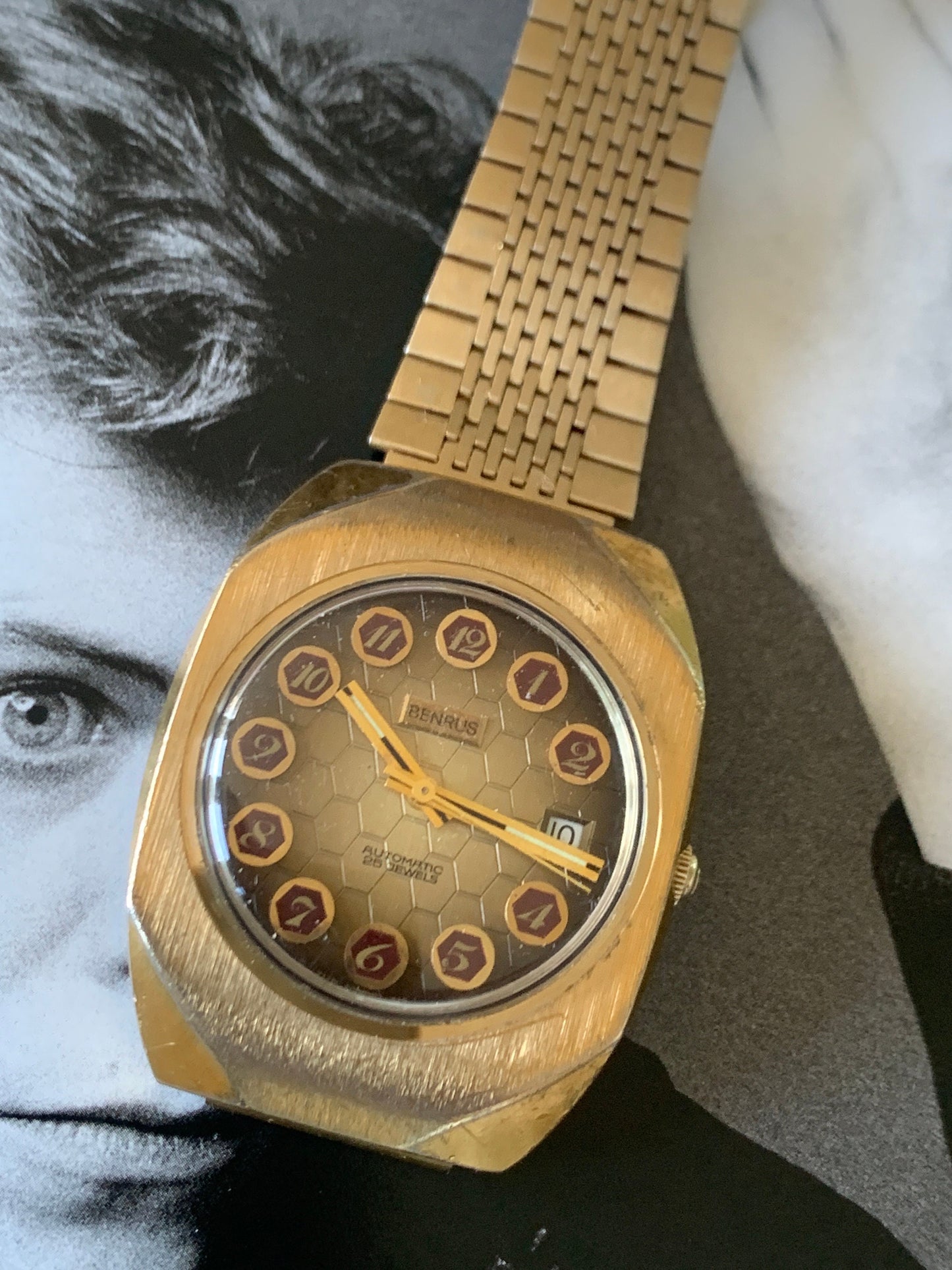 UNIQUE 25 Jewel Automatic Benrus Watch - Mid-70s Honeycomb Style with Date. Excellent Vintage Condition, Works Perfectly. NOS Band. Beehive!