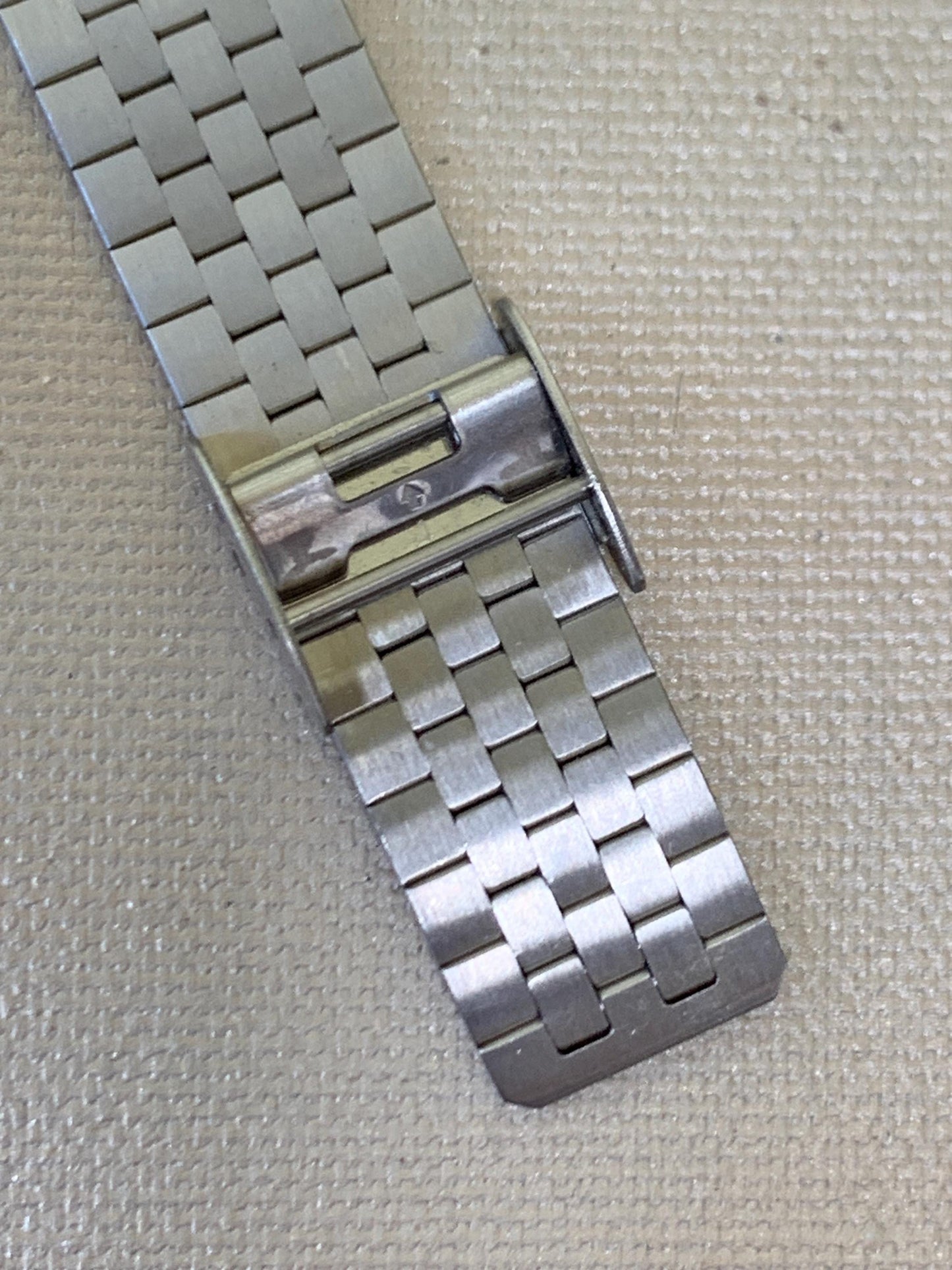 1980s Cool Waltham Quartz. Waltham Quartz Day Date Watch - Silver Tone Classic Style. 1980s Hong Kong. Stainless Bracelet. Early 80s Quartz!
