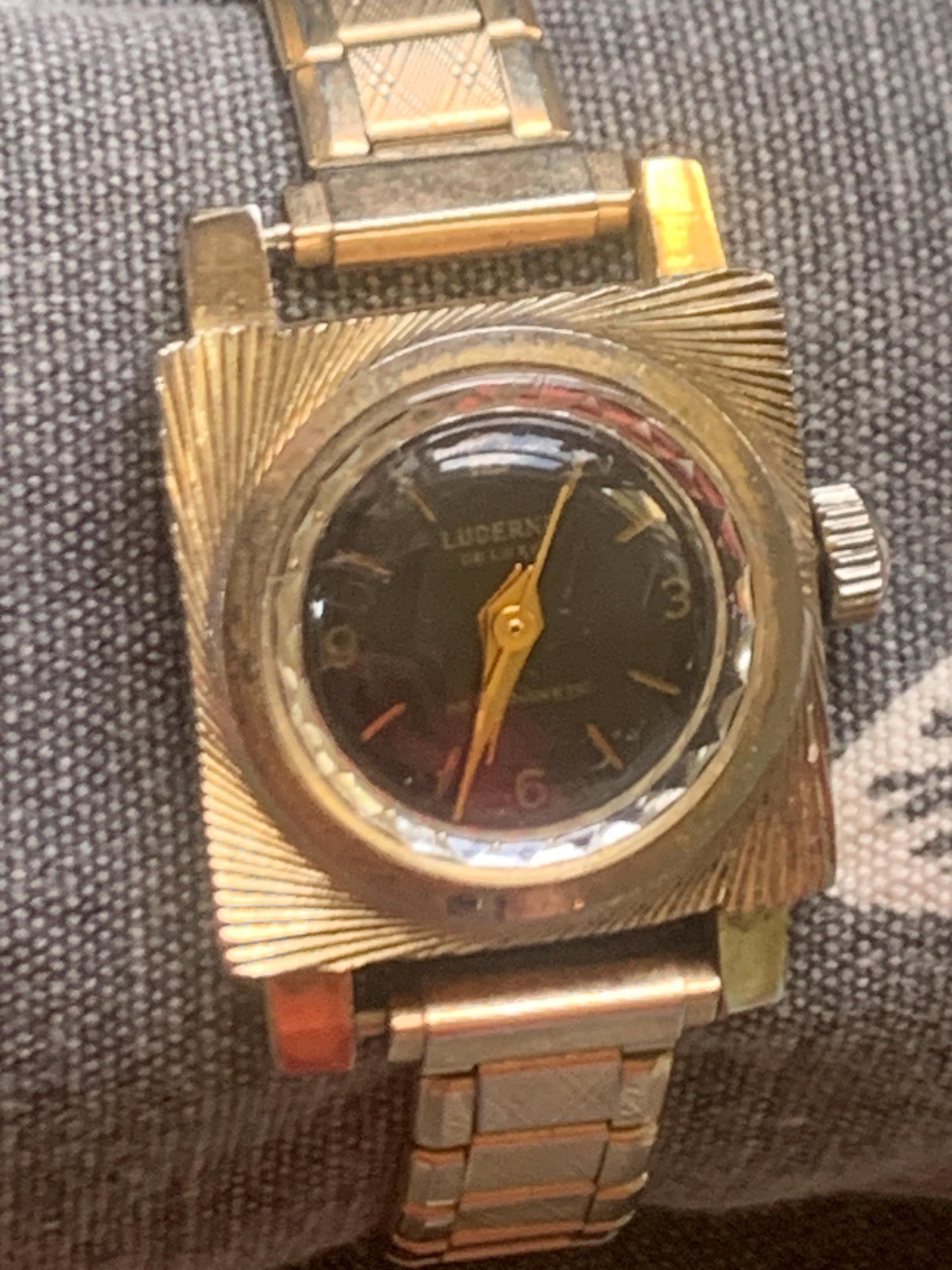 Swiss-Made Lucern Ladies Square Cocktail Watch - Goldtone 1950s Mechanical Winder in Good Condition. Engraved Spiral Bezel. Sparkle Fun.