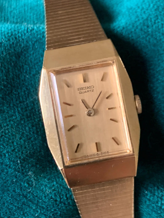 SEIKO Vintage Women's Gold-Plated Quartz Watch Rectangular NEW Battery! 1400-8320 Elegantly Small with Integral Bracelet. Very Good.