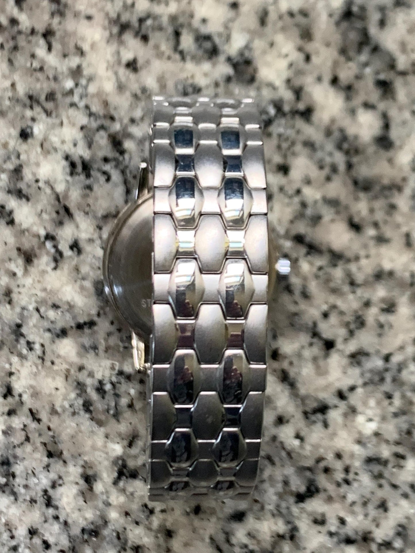 Carriage by Timex Women's Quartz Watch - Silver Tone w/Radiant Dial. Excellent Condition, Original Expanding Band, New Battery. 6" & under