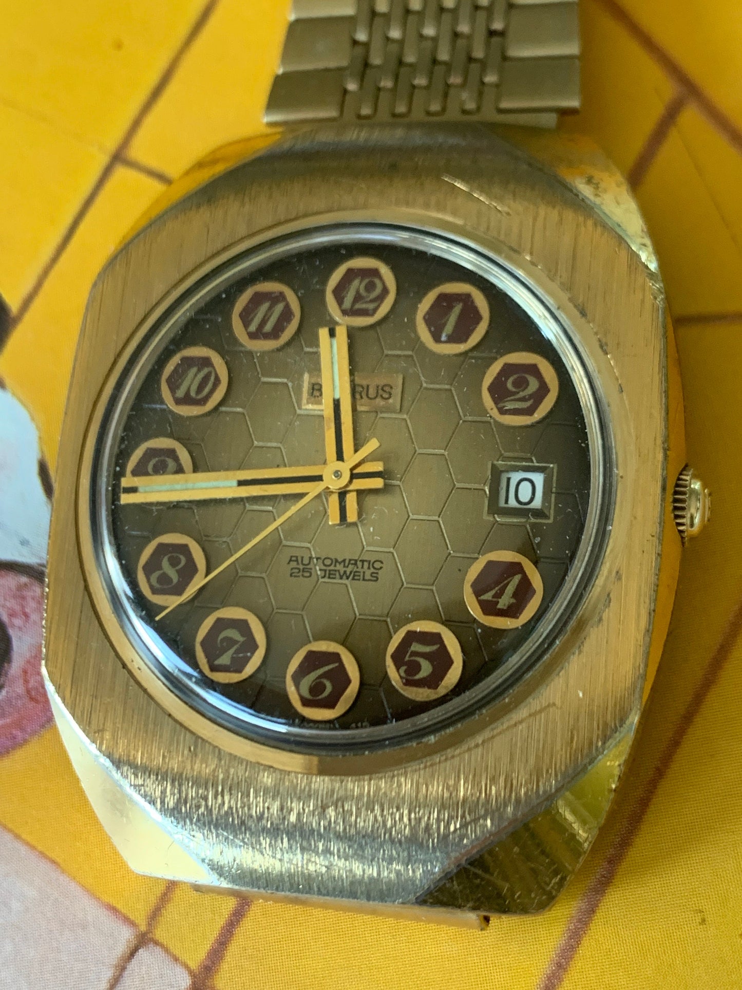 UNIQUE 25 Jewel Automatic Benrus Watch - Mid-70s Honeycomb Style with Date. Excellent Vintage Condition, Works Perfectly. NOS Band. Beehive!