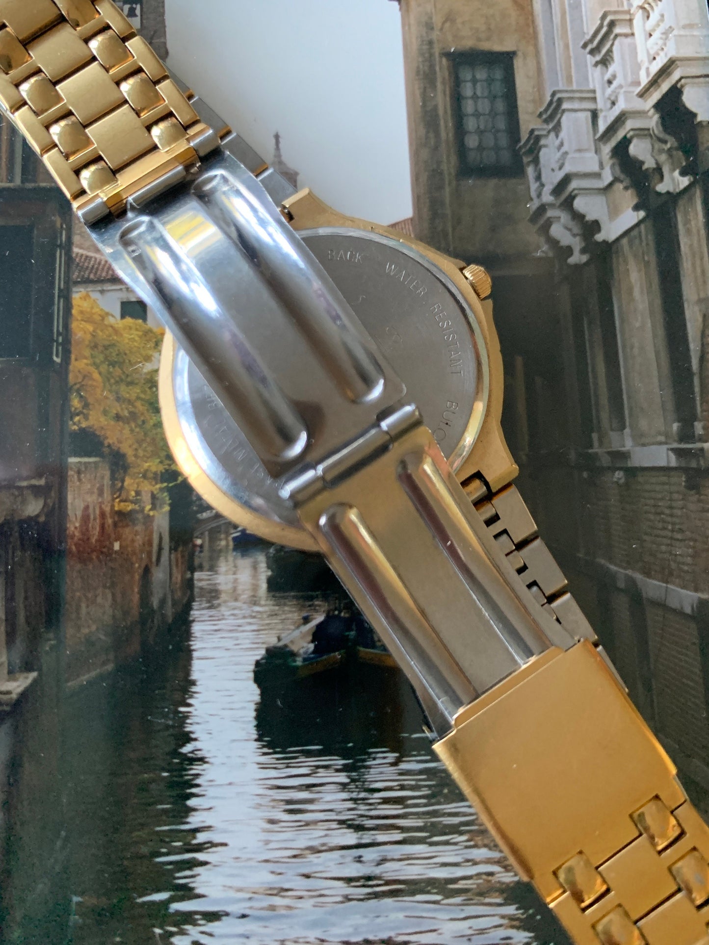 1988 Bulova Quartz Watch Gold Tone Finish, White Dial with Day/Date New battery. Original, integral metal band. Neo Vintage Quartz. Great.