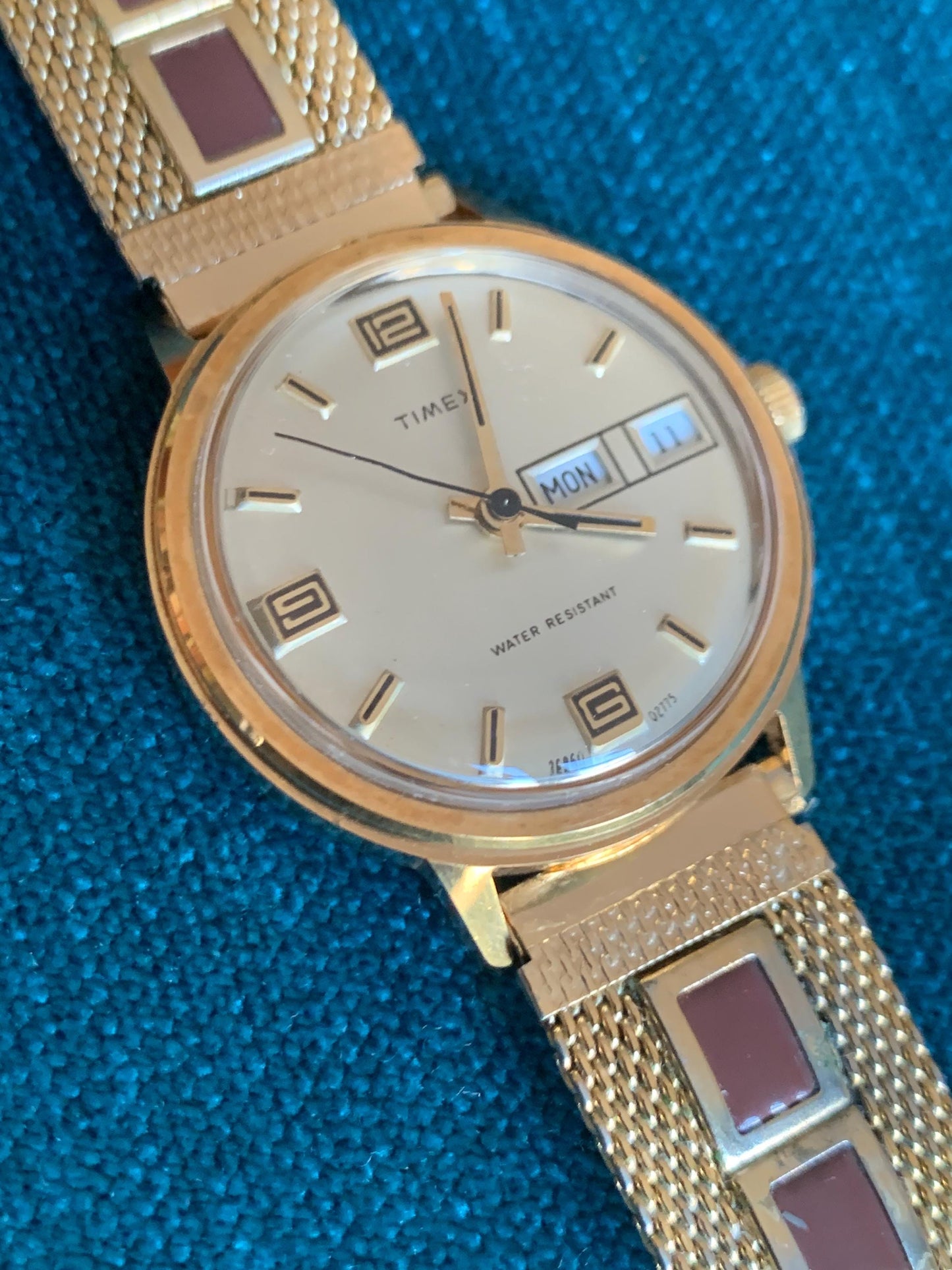 1975 Timex Marlin Winder Watch, Goldtone Case w/Champagne Calendar Dial. Cool 1970s Style Metal Bracelet. New Crystal. Excellent Condition.