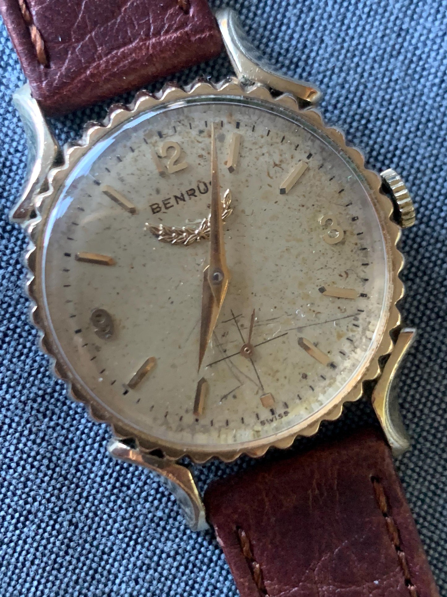 Rare 1950s Benrus Elegance 10K Gold-Filled "Bottlecap" Watch. 17 Jewels, in Excellent Condition. Fancy Horned Lugs and Sub-Second Hand.