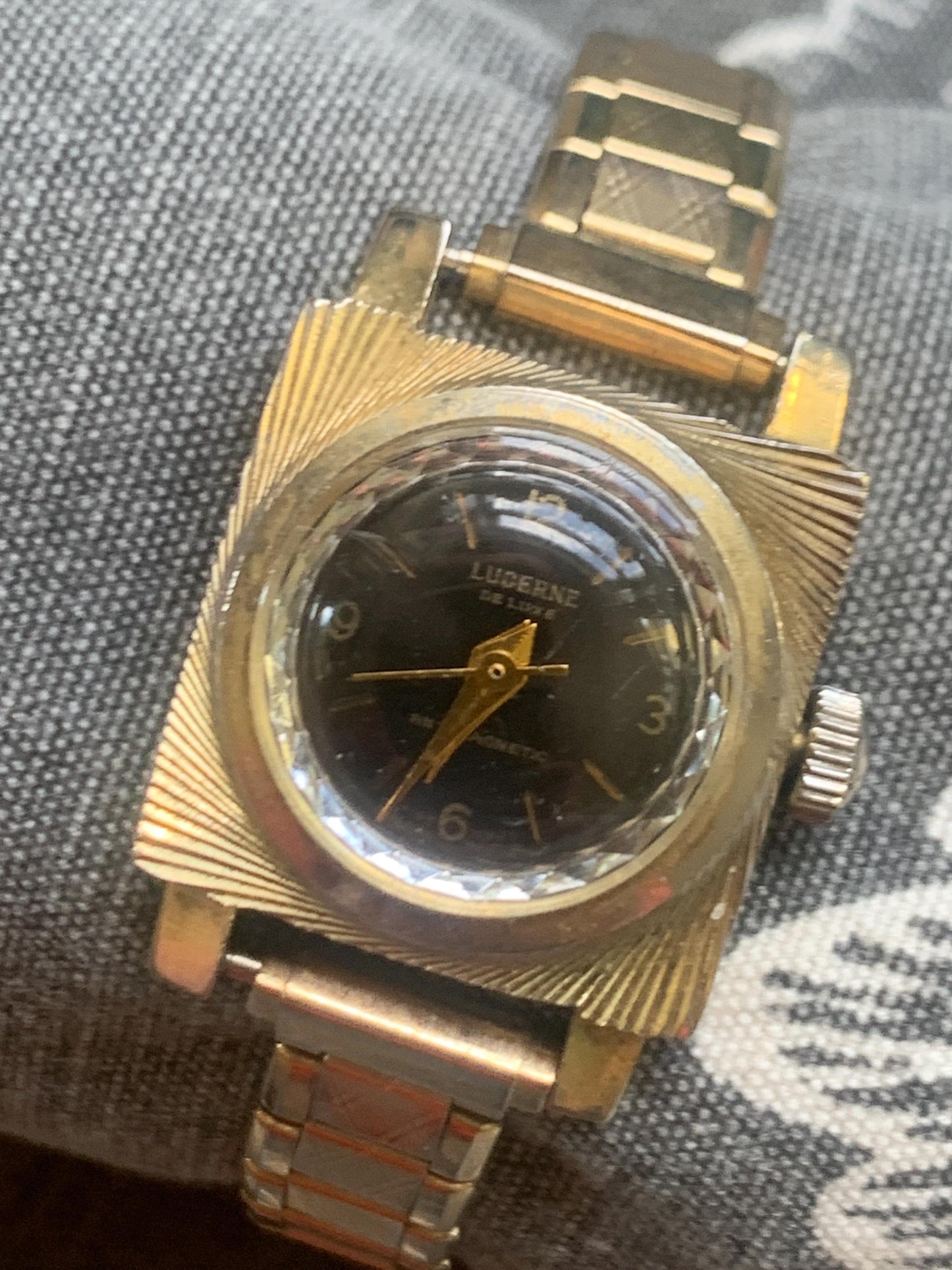 Swiss-Made Lucern Ladies Square Cocktail Watch - Goldtone 1950s Mechanical Winder in Good Condition. Engraved Spiral Bezel. Sparkle Fun.