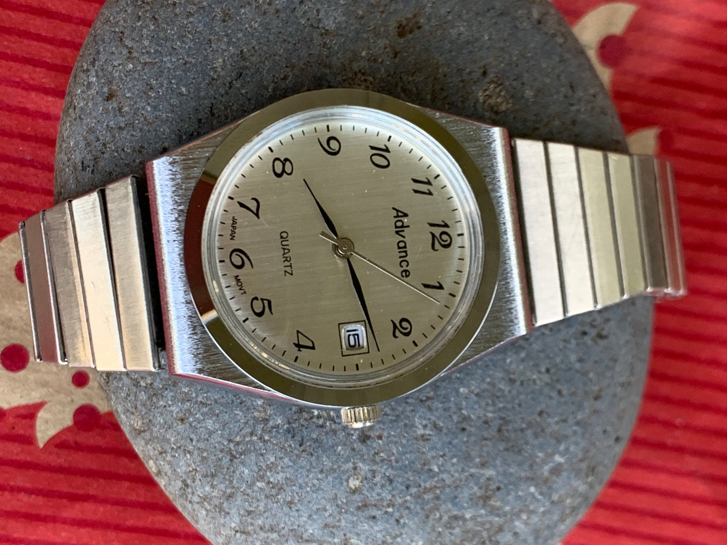 Metal on Metal Silvertone Vintage Style Analog Watch - 1990s Advance Brand, Black Hands, Brushed Metal Dial. New Battery, Accurate, Sleek.