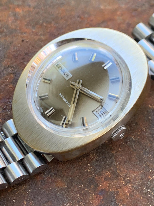 Vintage Benrus Automatic Silvertone Date Cushion Watch with Ombre Dial with Date Excellent Cond. Works Great. Original Matching Bracelet