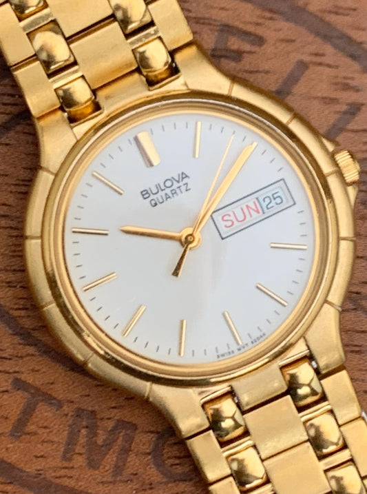 1988 Bulova Quartz Watch Gold Tone Finish, White Dial with Day/Date New battery. Original, integral metal band. Neo Vintage Quartz. Great.