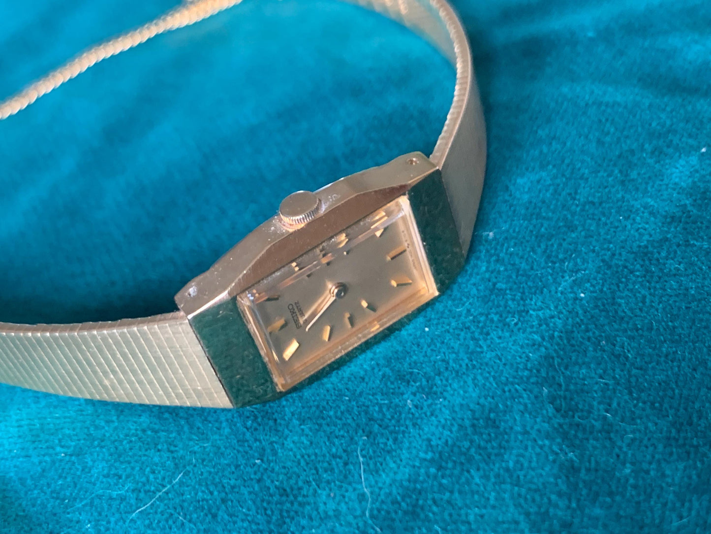 SEIKO Vintage Women's Gold-Plated Quartz Watch Rectangular NEW Battery! 1400-8320 Elegantly Small with Integral Bracelet. Very Good.