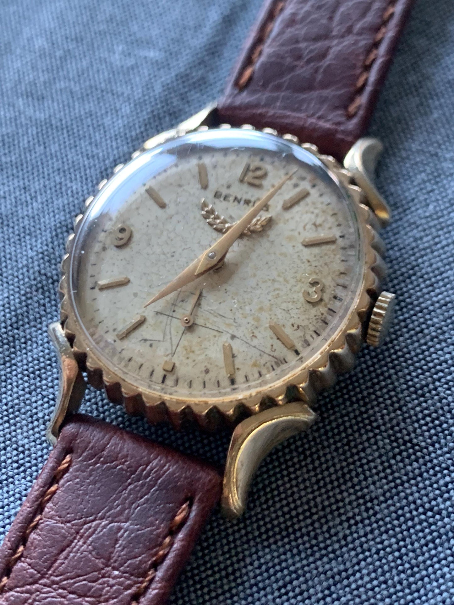 Rare 1950s Benrus Elegance 10K Gold-Filled "Bottlecap" Watch. 17 Jewels, in Excellent Condition. Fancy Horned Lugs and Sub-Second Hand.