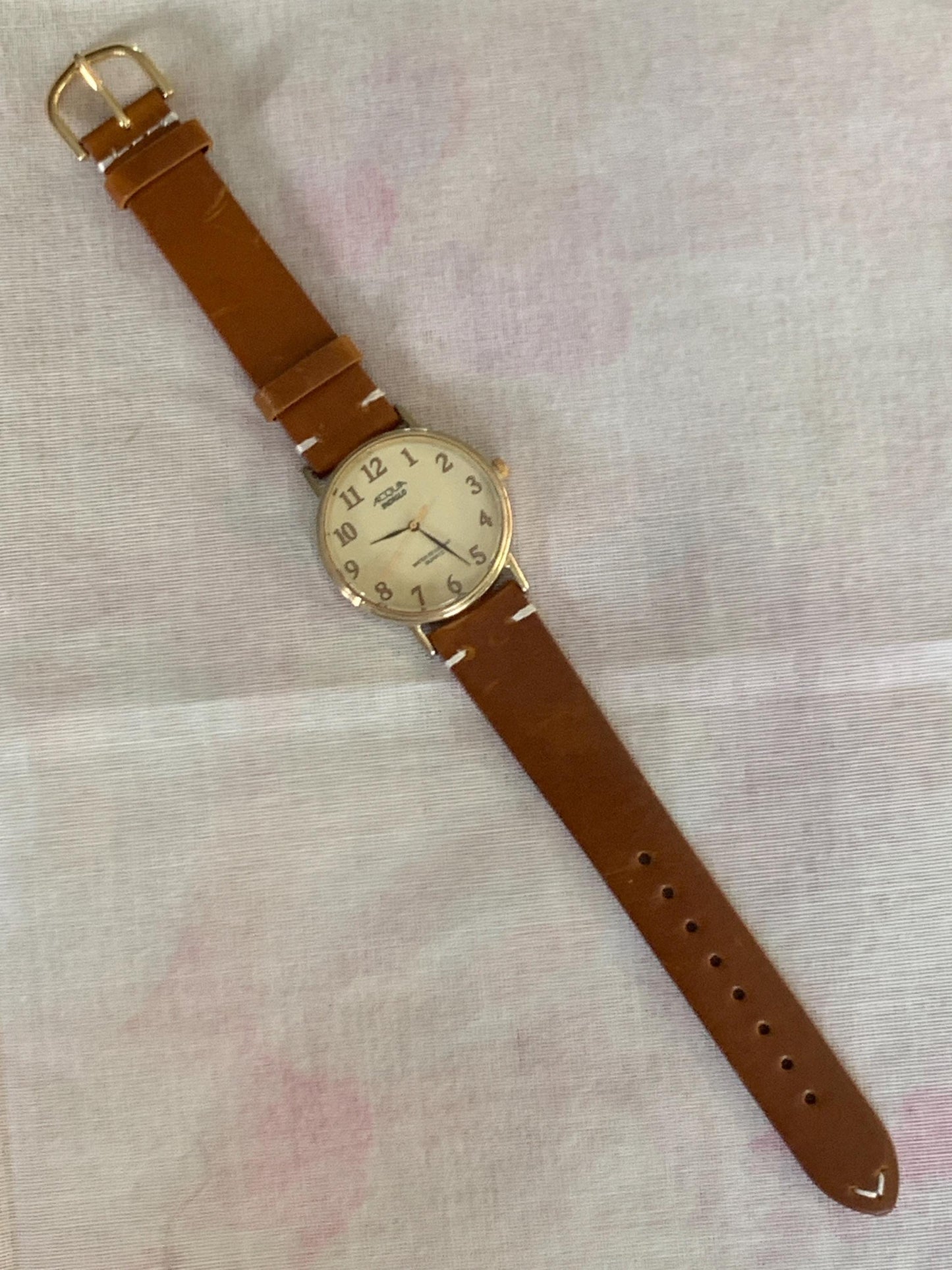 Creamy Retro 34.5mm Acqua by Timex Indiglo Quartz Watch. Goldtone. Y2K Survivor w/New Battery, New Classic Retro Light Brown Leather Strap.