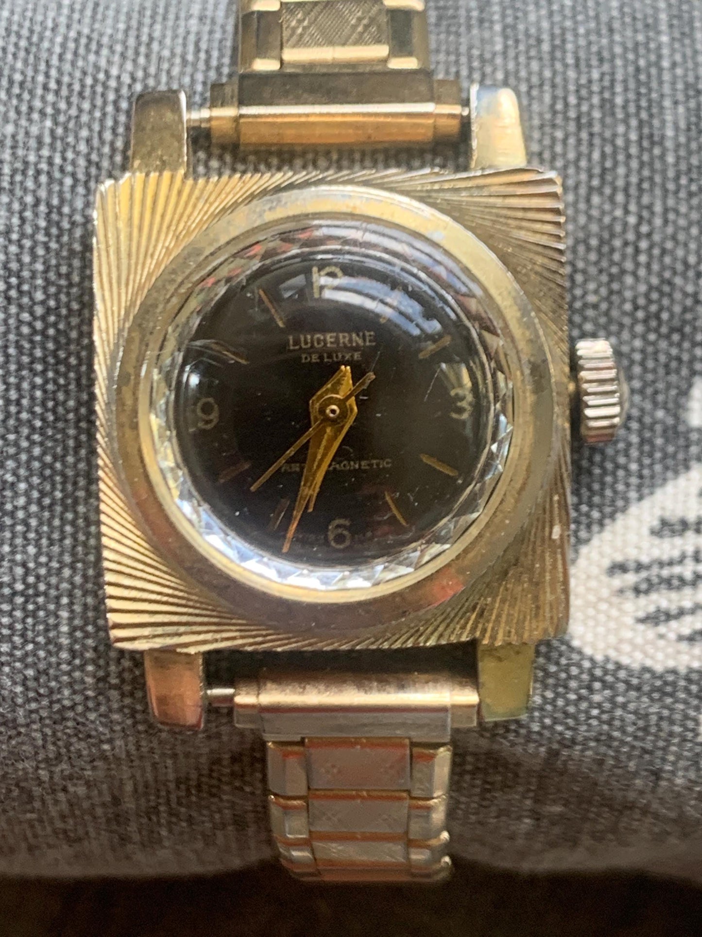 Swiss-Made Lucern Ladies Square Cocktail Watch - Goldtone 1950s Mechanical Winder in Good Condition. Engraved Spiral Bezel. Sparkle Fun.