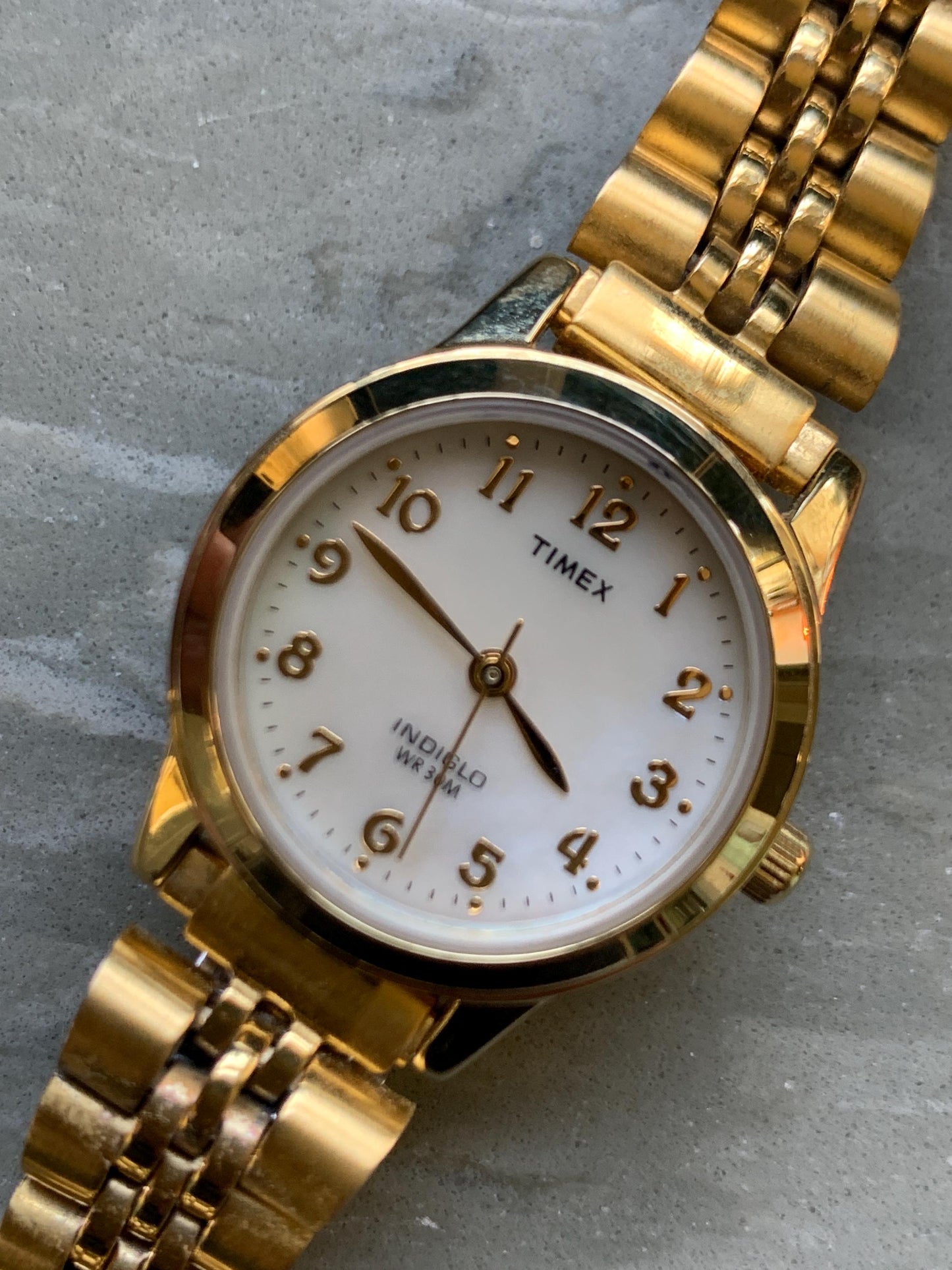 Timex Mother of Pearl Indiglo Quartz Watch Gold Tone w/MOP Dial. Excellent Condition, Light Up. Gold Tone Metal  Bracelet. 25mm, 7.5" Wrist