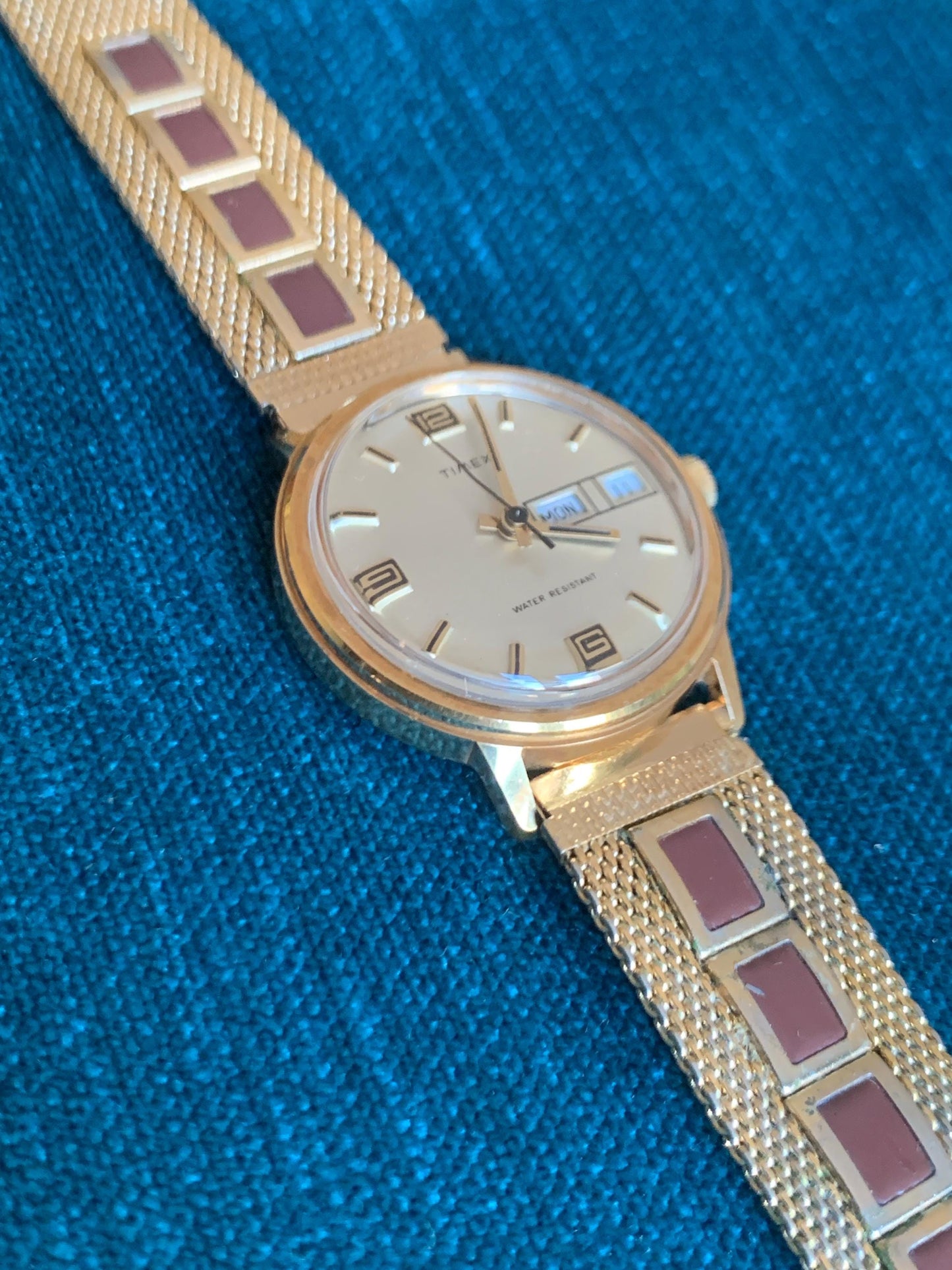 1975 Timex Marlin Winder Watch, Goldtone Case w/Champagne Calendar Dial. Cool 1970s Style Metal Bracelet. New Crystal. Excellent Condition.