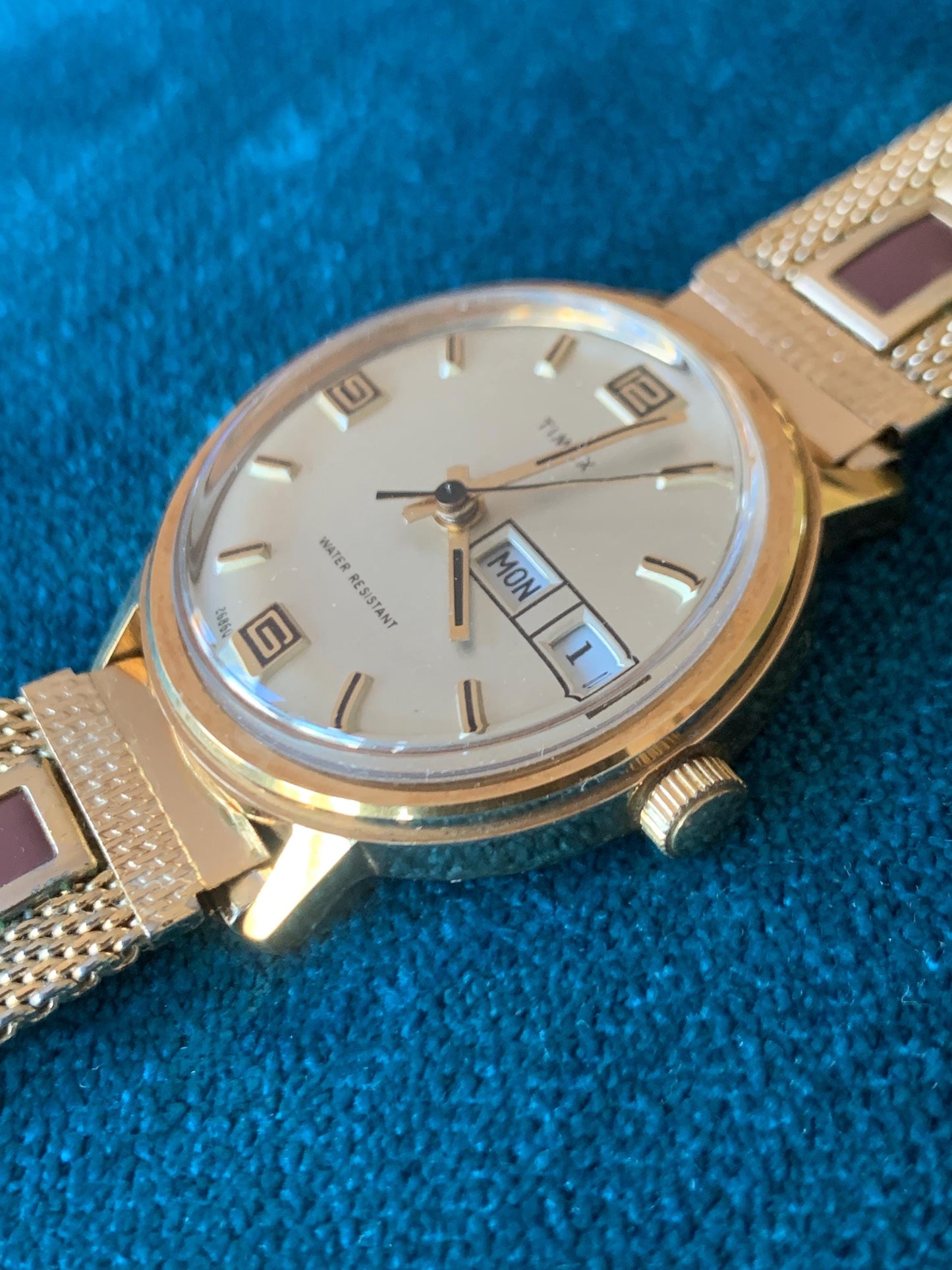 1975 Timex Marlin Winder Watch, Goldtone Case w/Champagne Calendar Dial. Cool 1970s Style Metal Bracelet. New Crystal. Excellent Condition.