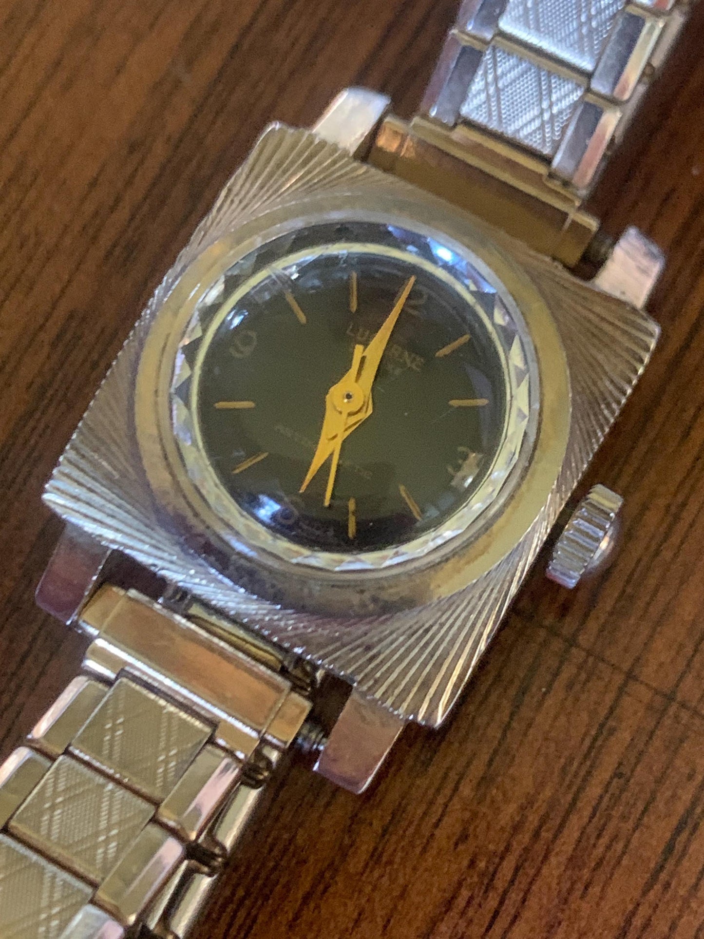 Swiss-Made Lucern Ladies Square Cocktail Watch - Goldtone 1950s Mechanical Winder in Good Condition. Engraved Spiral Bezel. Sparkle Fun.