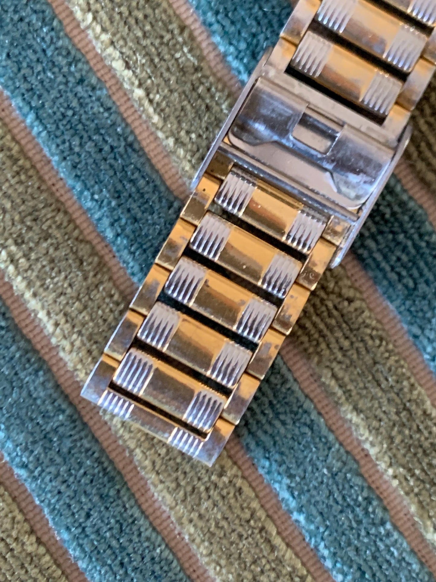 Classic Appearance Black Dial Majestic Watch. 32mm Good used condition. Quartz, New Battery, Two-Tone case and Bracelet. Dial Two-Tone Black