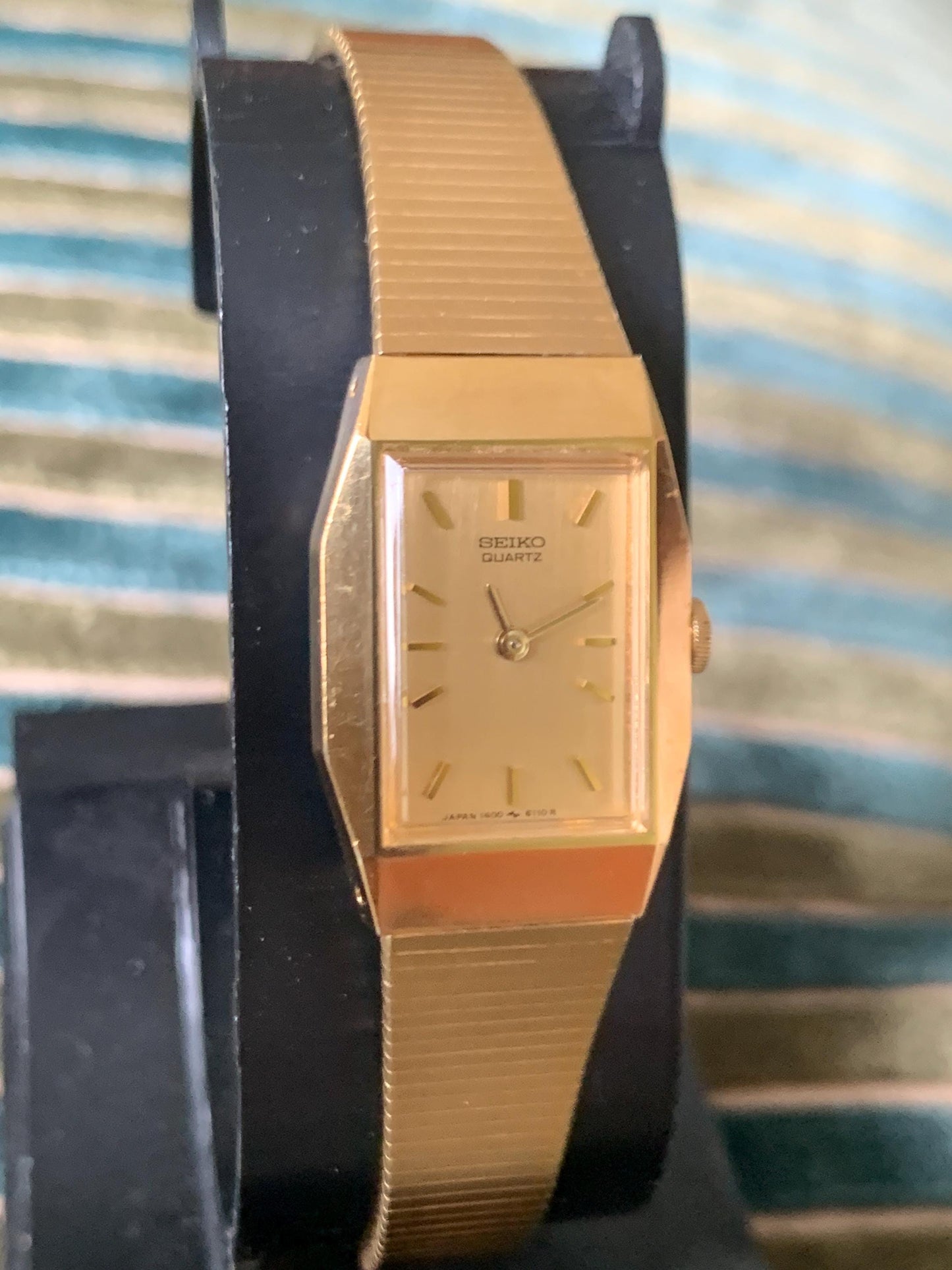 SEIKO Vintage Women's Gold-Plated Quartz Watch Rectangular NEW Battery! 1400-8320 Elegantly Small with Integral Bracelet. Very Good.