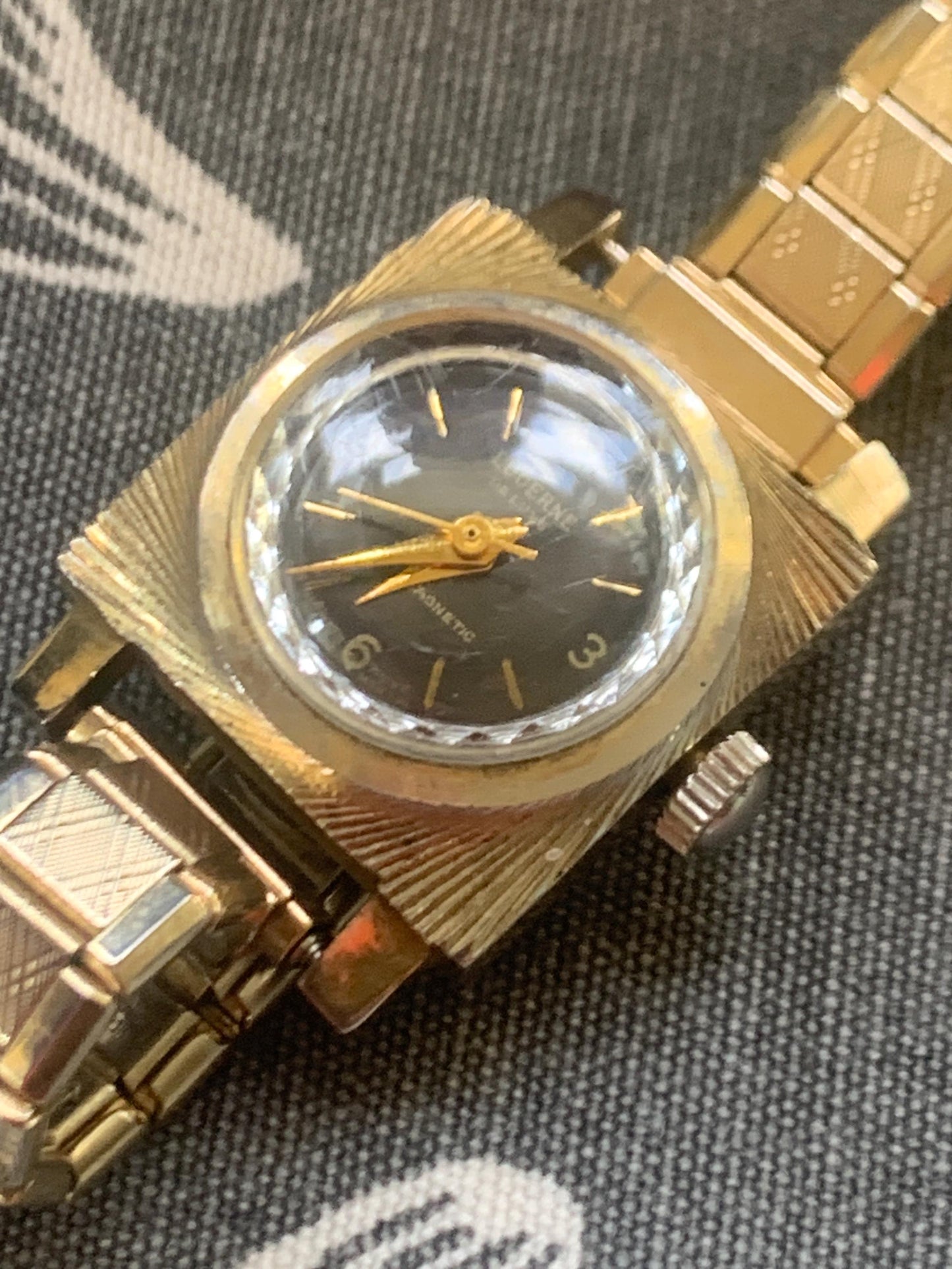 Swiss-Made Lucern Ladies Square Cocktail Watch - Goldtone 1950s Mechanical Winder in Good Condition. Engraved Spiral Bezel. Sparkle Fun.
