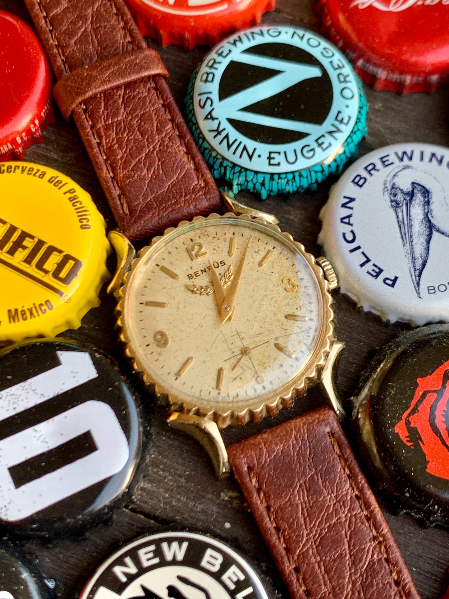 Rare 1950s Benrus Elegance 10K Gold-Filled "Bottlecap" Watch. 17 Jewels, in Excellent Condition. Fancy Horned Lugs and Sub-Second Hand.