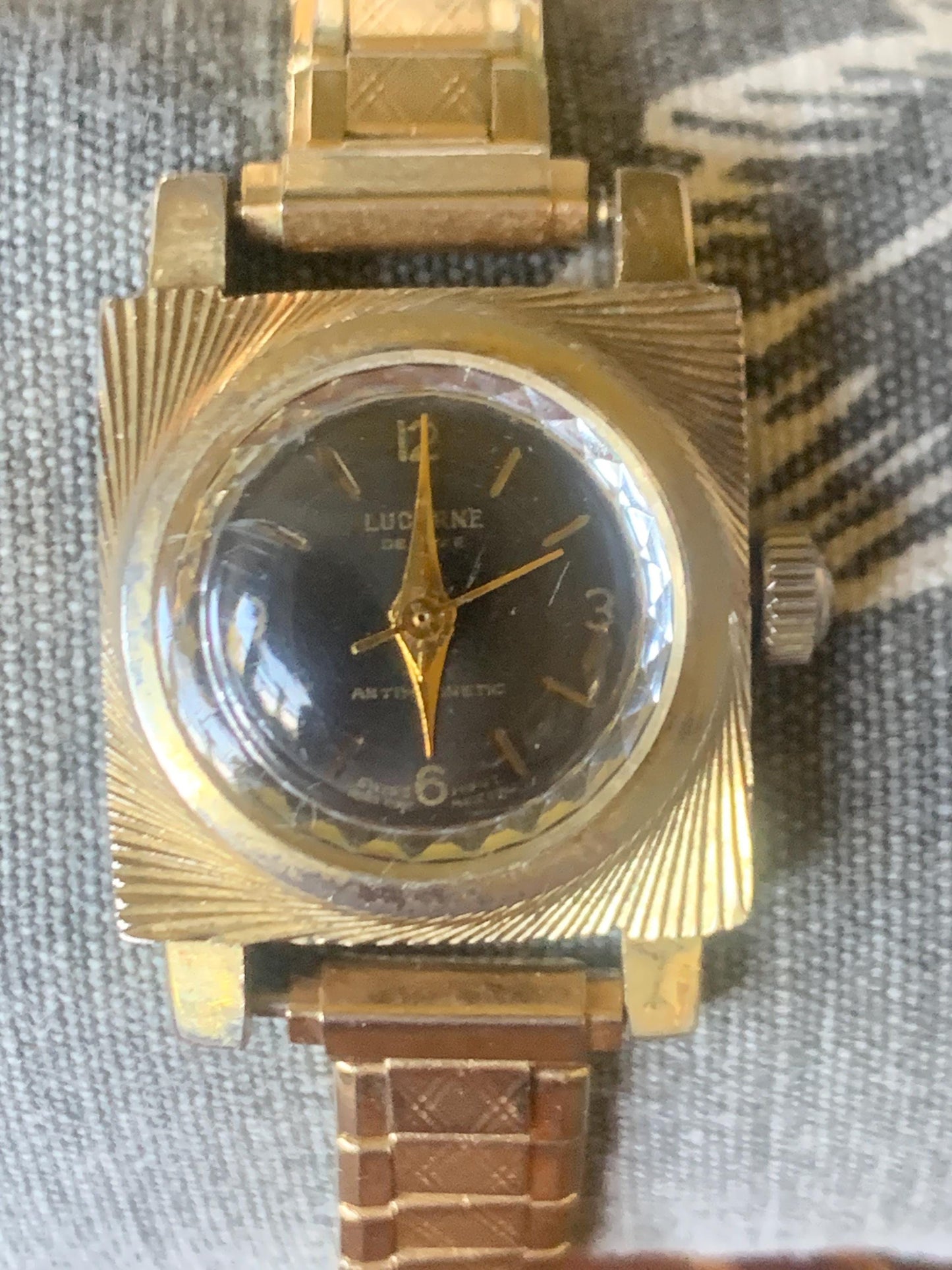 Swiss-Made Lucern Ladies Square Cocktail Watch - Goldtone 1950s Mechanical Winder in Good Condition. Engraved Spiral Bezel. Sparkle Fun.