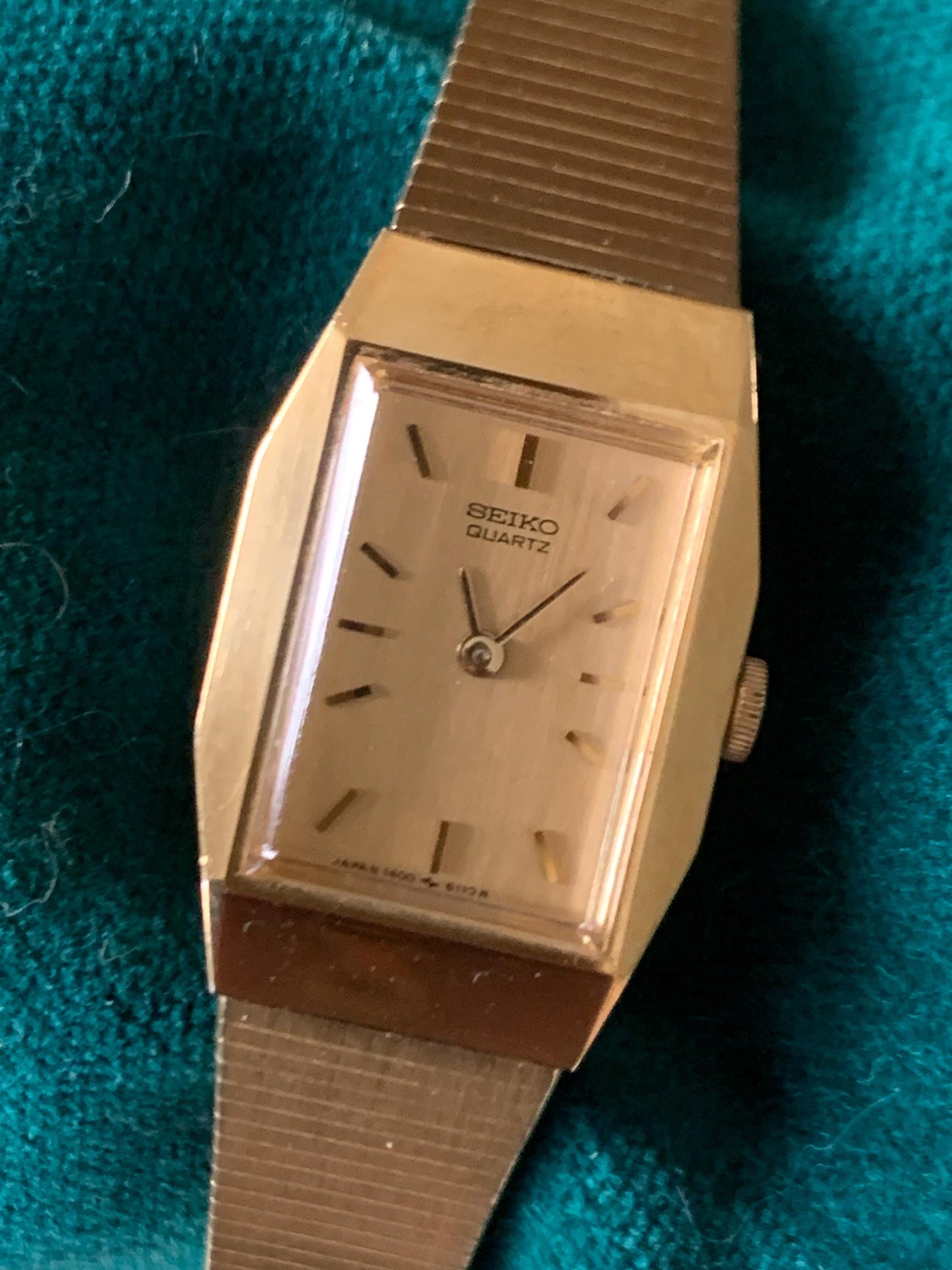 SEIKO Vintage Women's Gold-Plated Quartz Watch Rectangular NEW Battery! 1400-8320 Elegantly Small with Integral Bracelet. Very Good.
