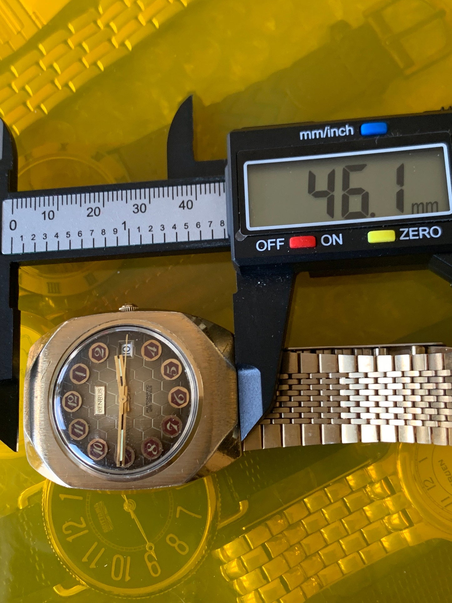 UNIQUE 25 Jewel Automatic Benrus Watch - Mid-70s Honeycomb Style with Date. Excellent Vintage Condition, Works Perfectly. NOS Band. Beehive!