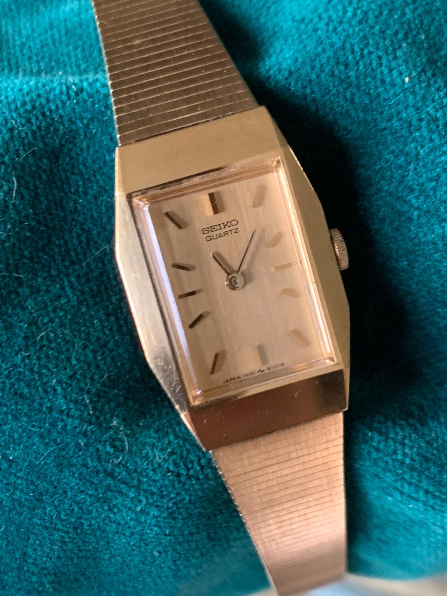 SEIKO Vintage Women's Gold-Plated Quartz Watch Rectangular NEW Battery! 1400-8320 Elegantly Small with Integral Bracelet. Very Good.