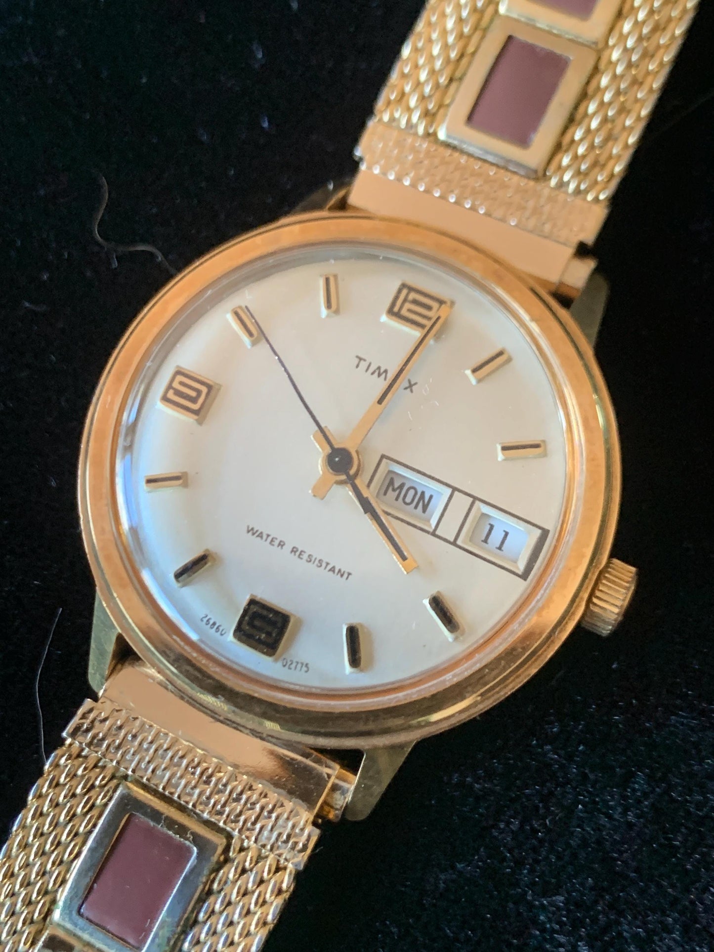 1975 Timex Marlin Winder Watch, Goldtone Case w/Champagne Calendar Dial. Cool 1970s Style Metal Bracelet. New Crystal. Excellent Condition.