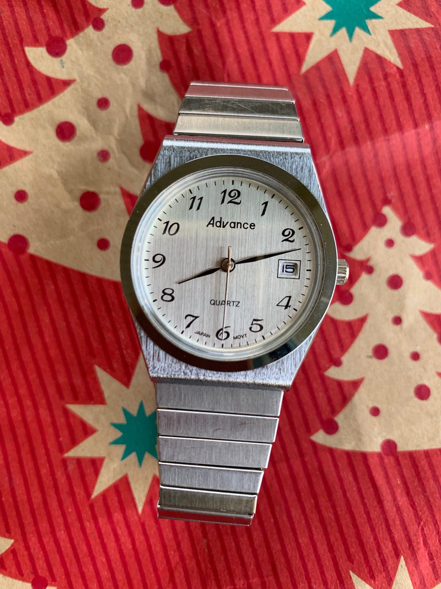 Metal on Metal Silvertone Vintage Style Analog Watch - 1990s Advance Brand, Black Hands, Brushed Metal Dial. New Battery, Accurate, Sleek.