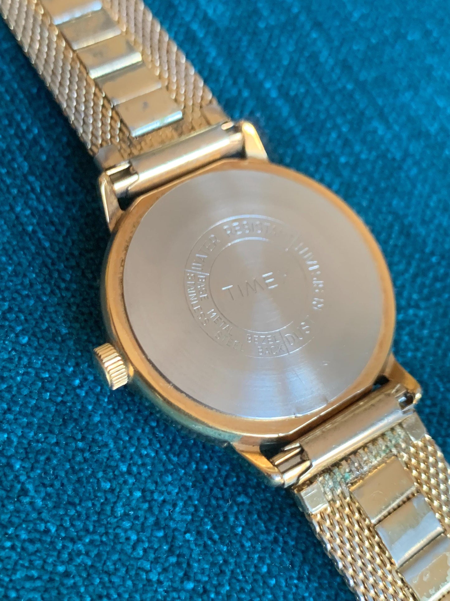 1975 Timex Marlin Winder Watch, Goldtone Case w/Champagne Calendar Dial. Cool 1970s Style Metal Bracelet. New Crystal. Excellent Condition.